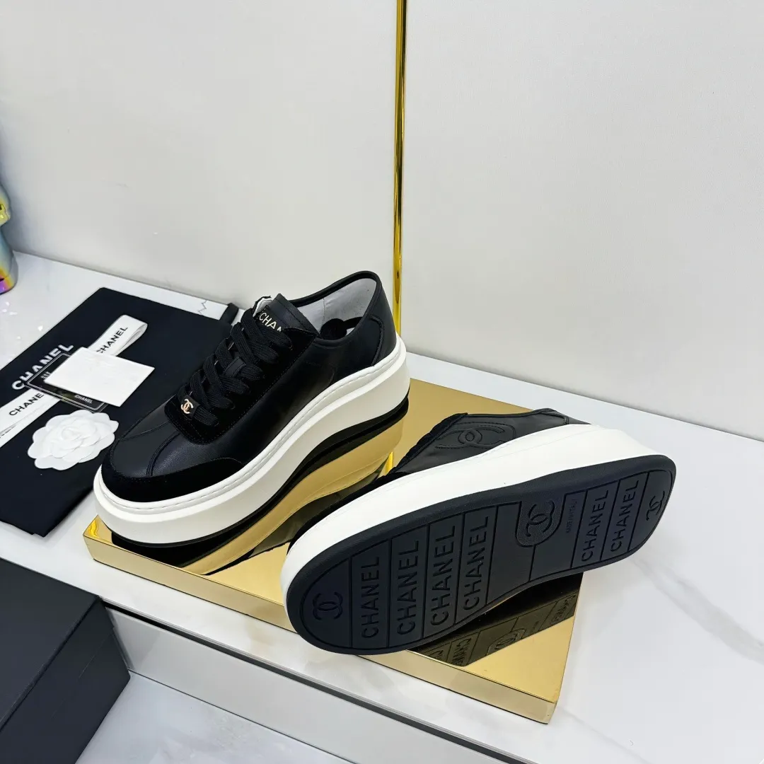 👟👟Ex-factory price 600👟👟 Upgraded version, upgraded version, upgraded version! No rebuttal accepted! ! ! ! Chanel Chanel panda shoes! 2025 counter's top casual sports shoes. This classic design; the upper is electro-embroidered with a variety of techniques; the outsole is fashionable and sporty; the unusual inclusion of a variety of color matching elements... The diversified mix and match is very good-looking and versatile, and can be used for leisure, fashion, sports, and outdoor... ꫛꫀꪝ Go➫ Materials: ❶Upper made of: original imported first-layer silk cowhide + original waterproof cloth + original first-layer cowhide ❷Inner lining: Original Yangli+Net ❸Outsole based on: Original TPU combination outsole Counter boutique packaging complete set for women 35–41 👉 👉 👉 👉 👉